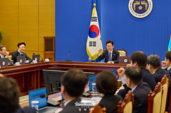 이재명 대통령, 수석·보좌관 회의 주재 기사 이미지